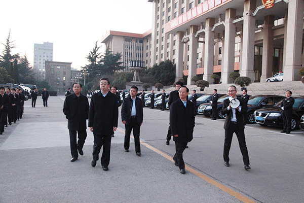 02局领导检查公务车辆方阵.jpg 02局领导检查公务车辆方阵.jpg