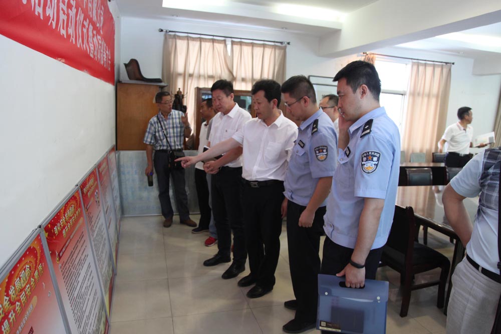 7参观安全生产系列宣传展板.jpg 7参观安全生产系列宣传展板.jpg